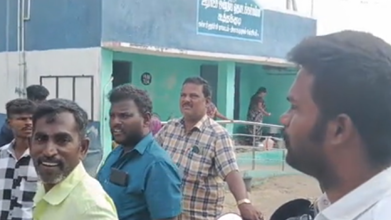 கள்ளக்குறிச்சி : அரசுப் பள்ளியை முற்றுகையிட்டு வாக்குவாதத்தில் ஈடுபட்ட ஆசிரியர்கள்!