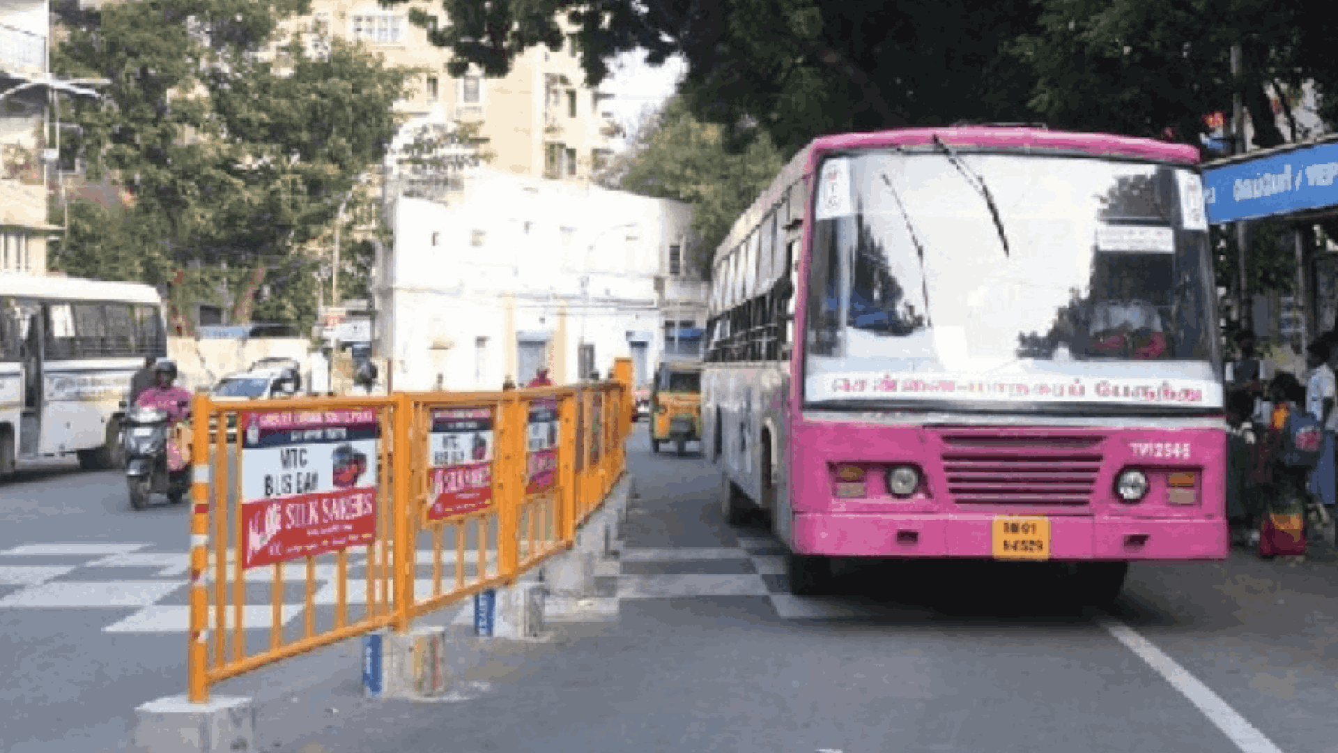 பேருந்தை இயக்கியபடி ரீல்ஸ் வீடியோ வெளியிட்ட ஓட்டுநர் மற்றும் நடத்துநர் பணி நீக்கம்!