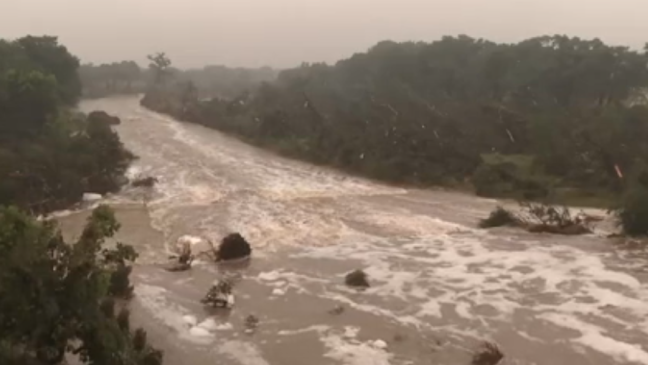 டெக்சாஸ் மாகாணத்தை புரட்டிப்போட்ட கனமழை!