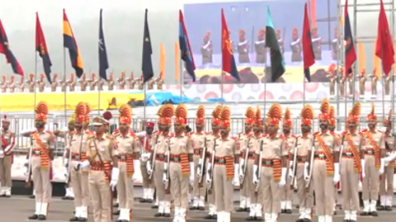 குஜராத்தில் மத்திய பாதுகாப்பு படையினரின் அணிவகுப்பு ஒத்திகை!