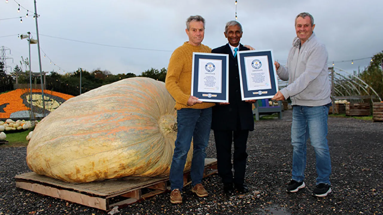 இங்கிலாந்து : ஆயிரம் கிலோவுக்கு அதிகமான எடை கொண்ட பூசணிக்காய் – கின்னஸ் உலக சாதனை படைத்த விவசாயிகள்!
