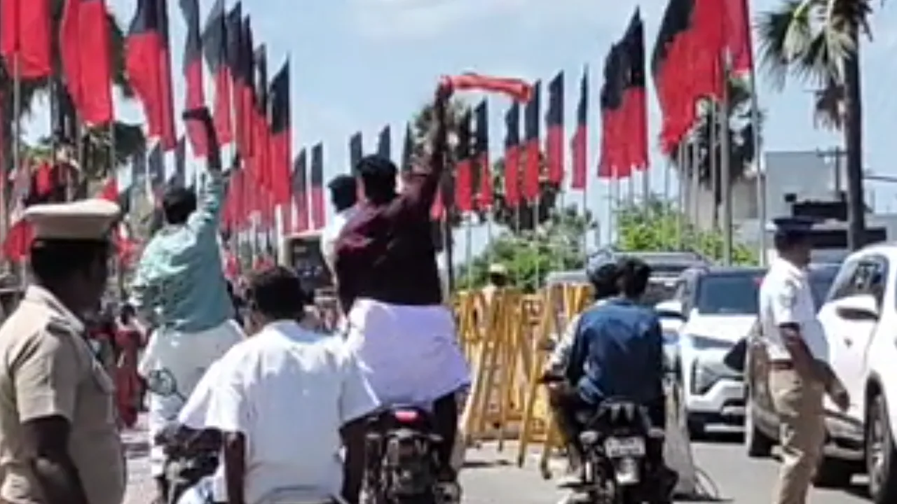 வாகனங்களின் மேற்கூரைகளில் ஆபத்தை உணராமல் இளைஞர்கள் பயணம்!