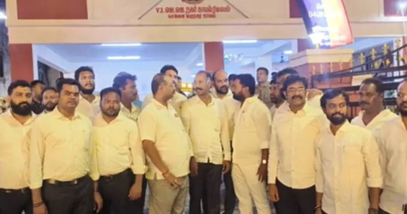 அதிமுக ஆதரவு சமூக ஊடகவியலாளர்கள் கைது – அதிமுக ஆர்பாட்டம்