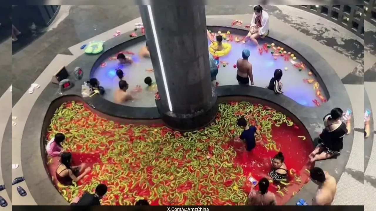 சீன ரெசார்ட்டில் அறிமுகம் செய்யப்பட்ட ஹாட் பாட் குளியல் முறை!