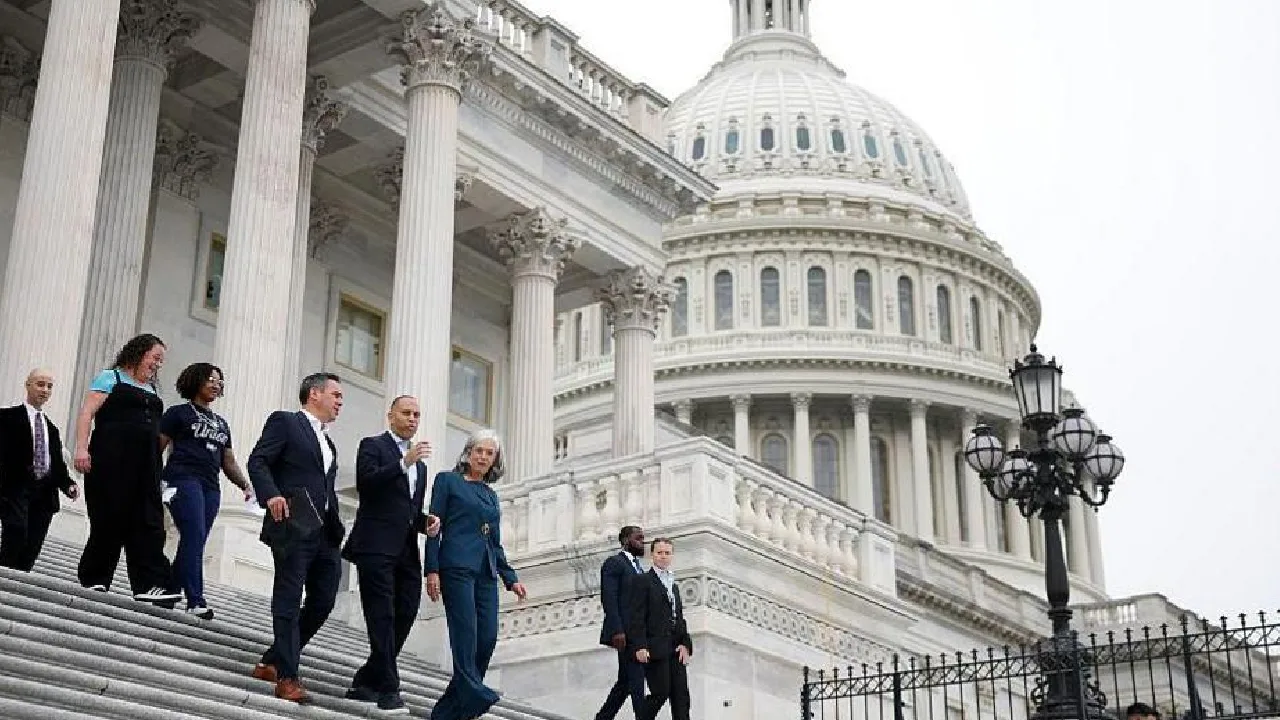 அமெரிக்க அரசின் நிதி முடக்கநிலை – ஊதியம் கிடைக்காததால் ஊழியர்கள் கட்டாய விடுப்பு!