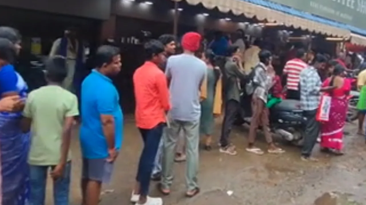 மதுரையில் உள்ள மத்திய அரசின் ஆதார் சேவை மையத்தில் குவிந்த கூட்டம்!