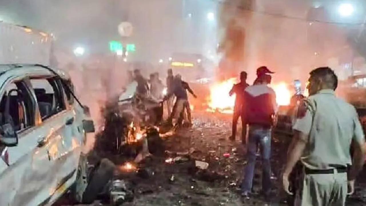 டெல்லி கார் வெடிப்பு : சிசிடிவியில் பதிவான முக்கிய தடயங்கள் என்ன?