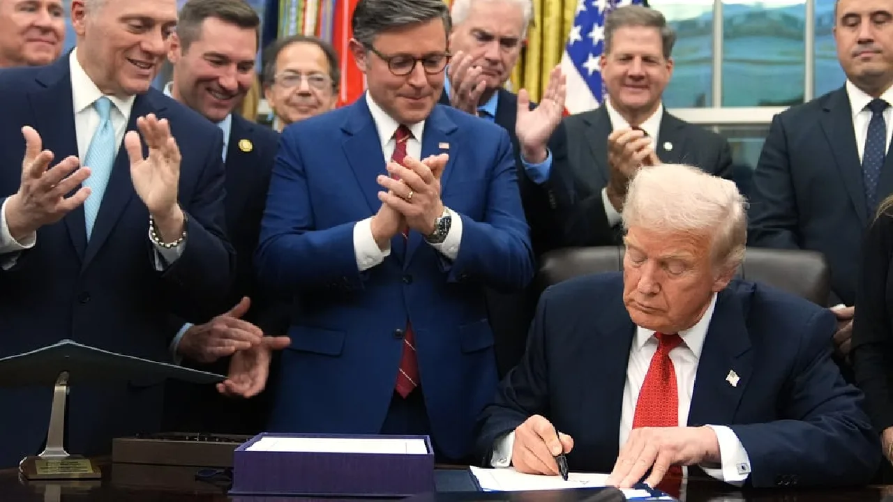 நிதி மசோதாவில் அதிபர் டொனால்ட் டிரம்ப் கையெழுத்து!