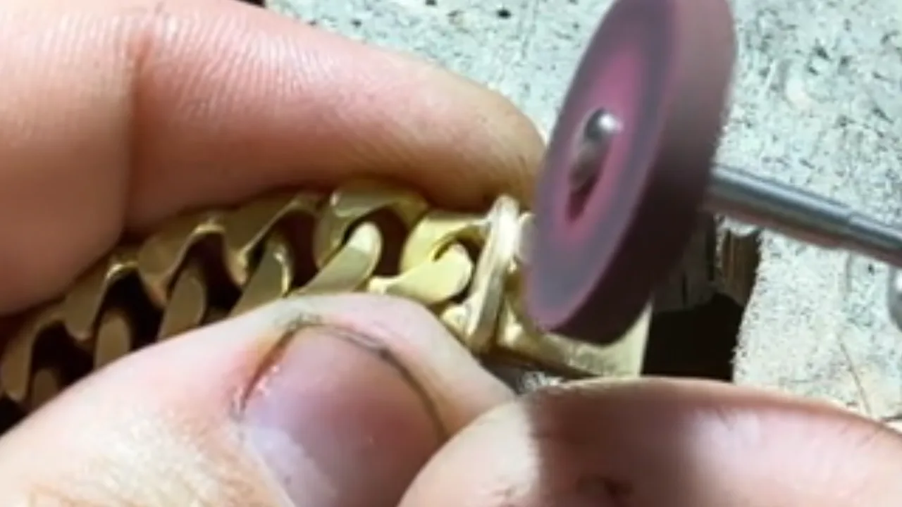 தங்கம் விலை தொடர்ந்து உயர்வு – சொந்த ஊர்களுக்குத் திரும்பிய 10,000 பொற்​கொல்​லர்!​