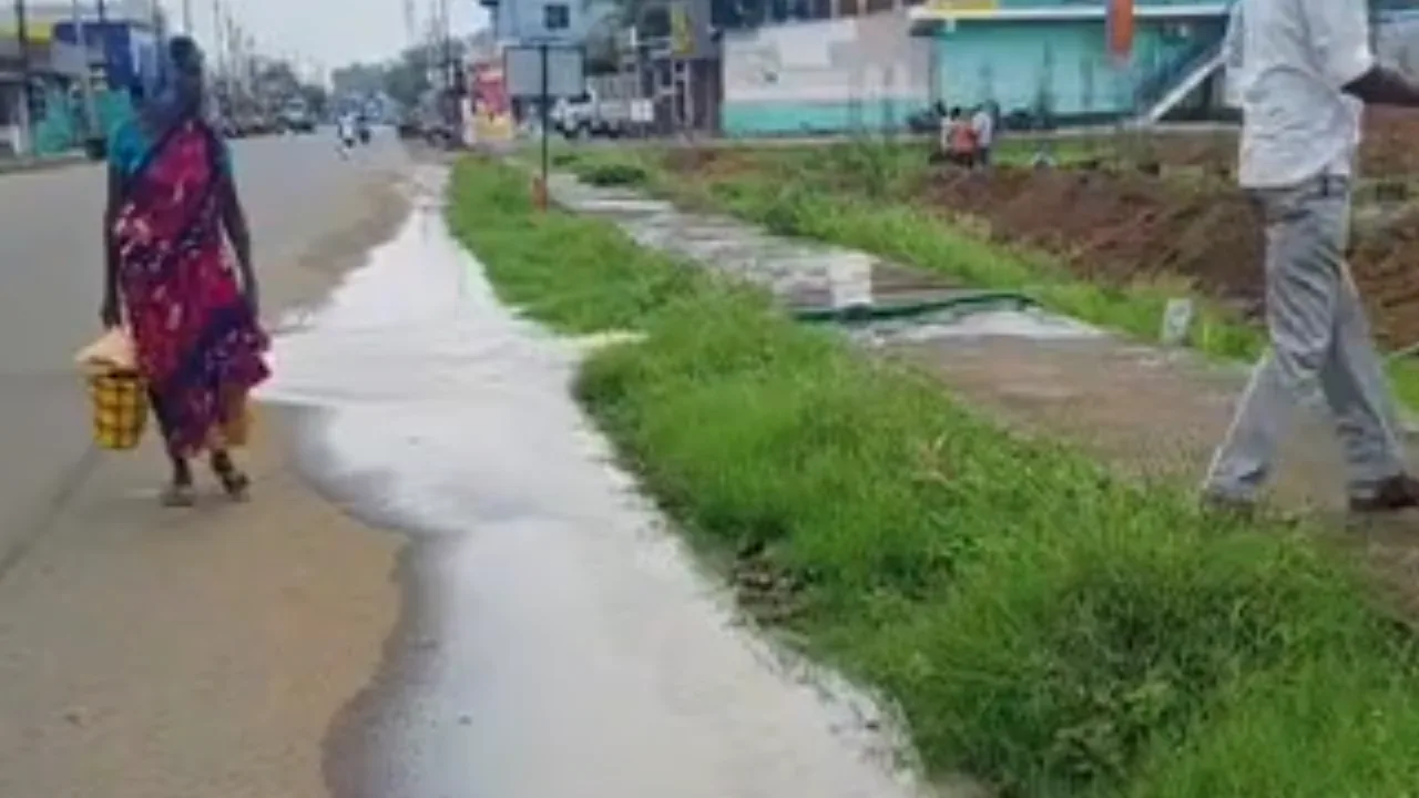 நெல்லை : தேசிய நெடுஞ்சாலையில் மழைநீரை வெளியேற்றியதால் மக்கள் அவதி!