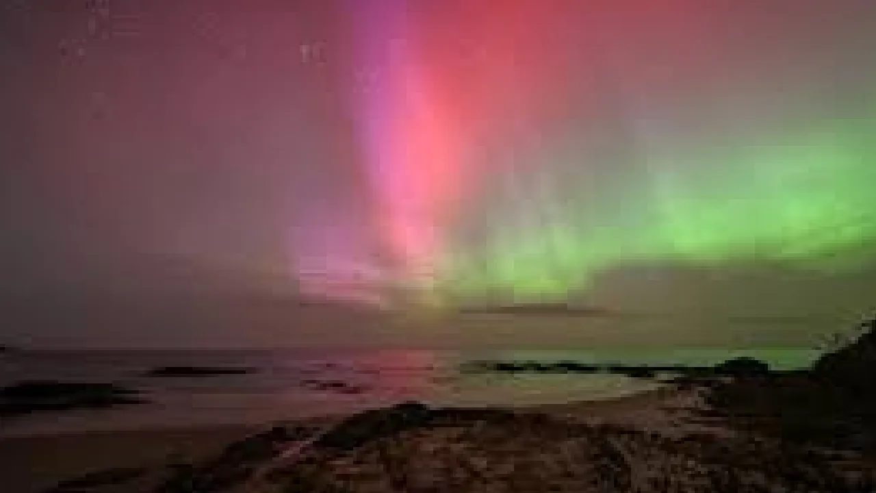 ஆஸ்திரேலியா : வானில் வண்ணமயமாக தோன்றிய தென் துருவ ஒளி!