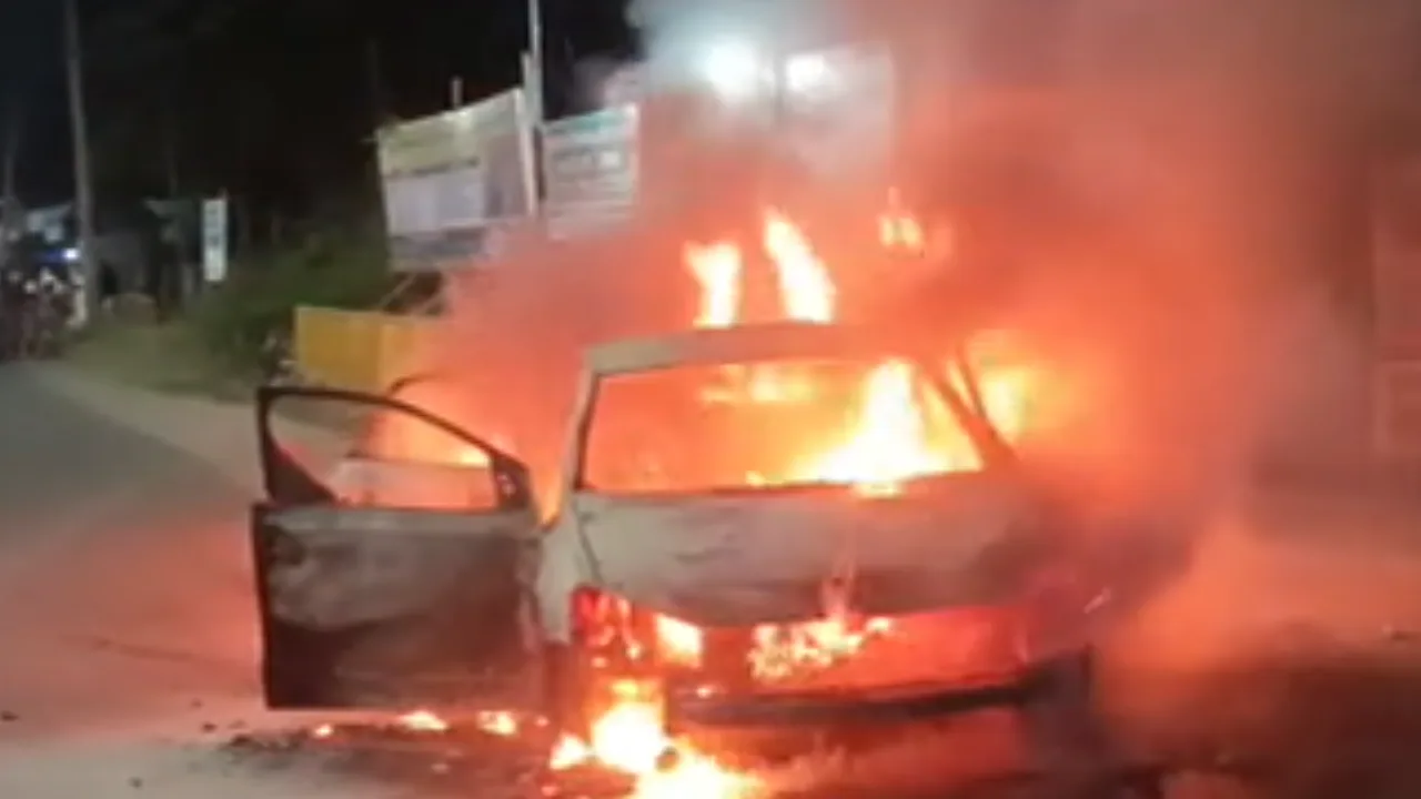 ஈரோடு  தீ விபத்தில் கருகி சேதமடைந்த கார்!