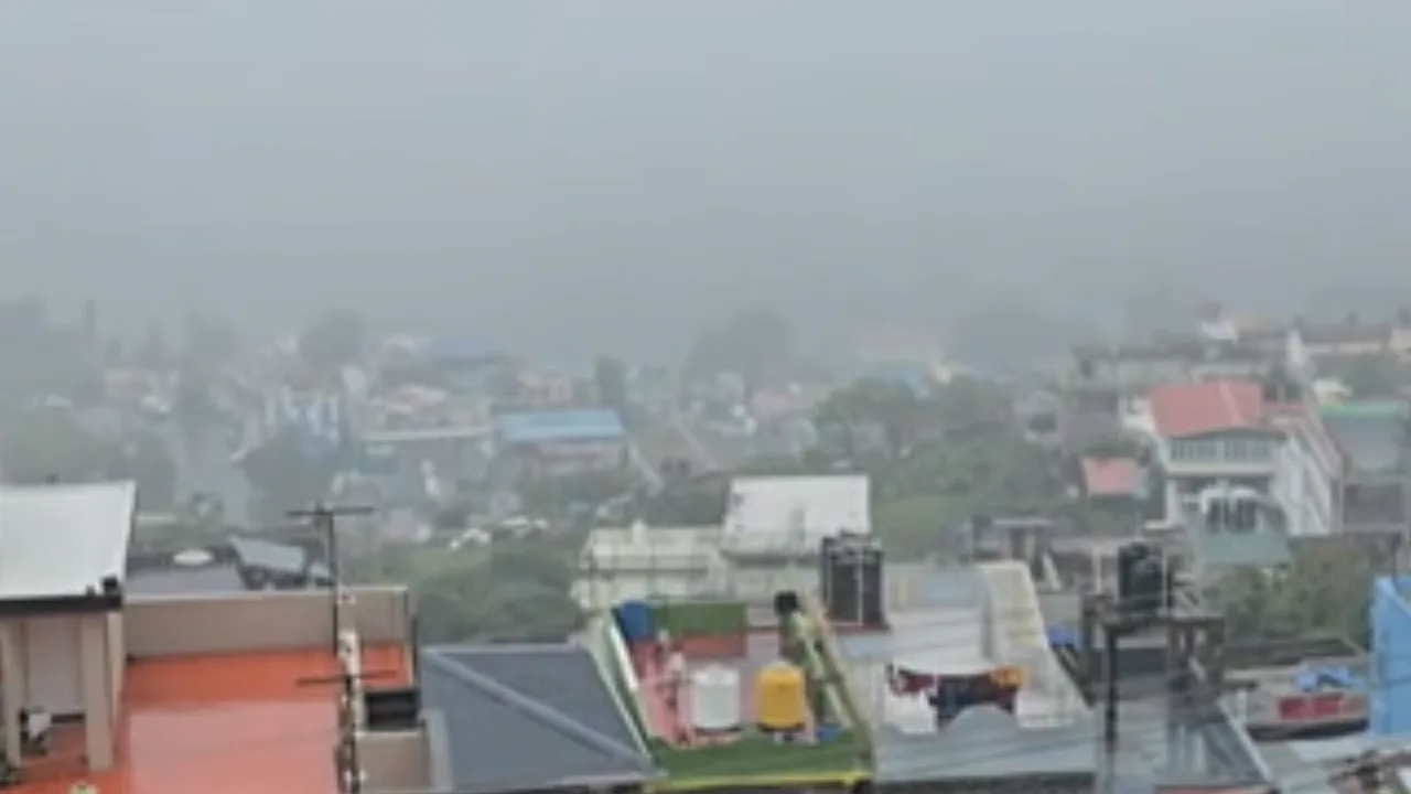 கொடைக்கானல் சுற்றுவட்டார பகுதிகளில் பனி மூட்டத்துடன் சாரல் மழை!