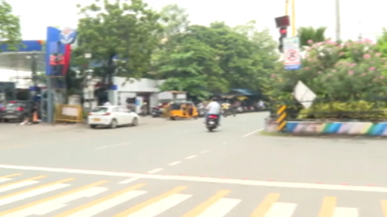 சென்னை சாலையில் 2 ரவுடி கும்பல் இடையே மோதல்!