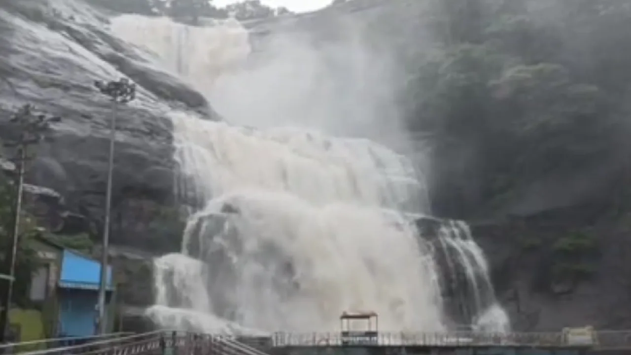 நீர்வரத்து அதிகரிப்பால் மெயின் அருவி, ஐந்தருவியில் குளிக்க தடை!