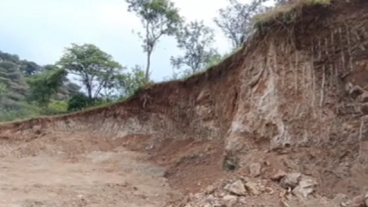 தருமபுரி : பாலக்கோடு பகுதியில் தலைவிரித்தாடும் கனிம வளக் கொள்ளை!