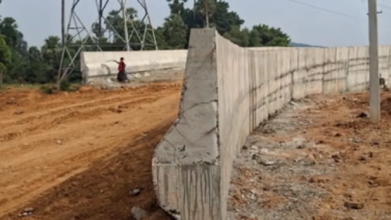 வனப்பகுதியை ஆக்கிரமித்து மேம்பாலம் கட்டும் தனியார் ரியல் எஸ்டேட் நிறுவனம் – பொதுமக்கள் குற்றச்சாட்டு!