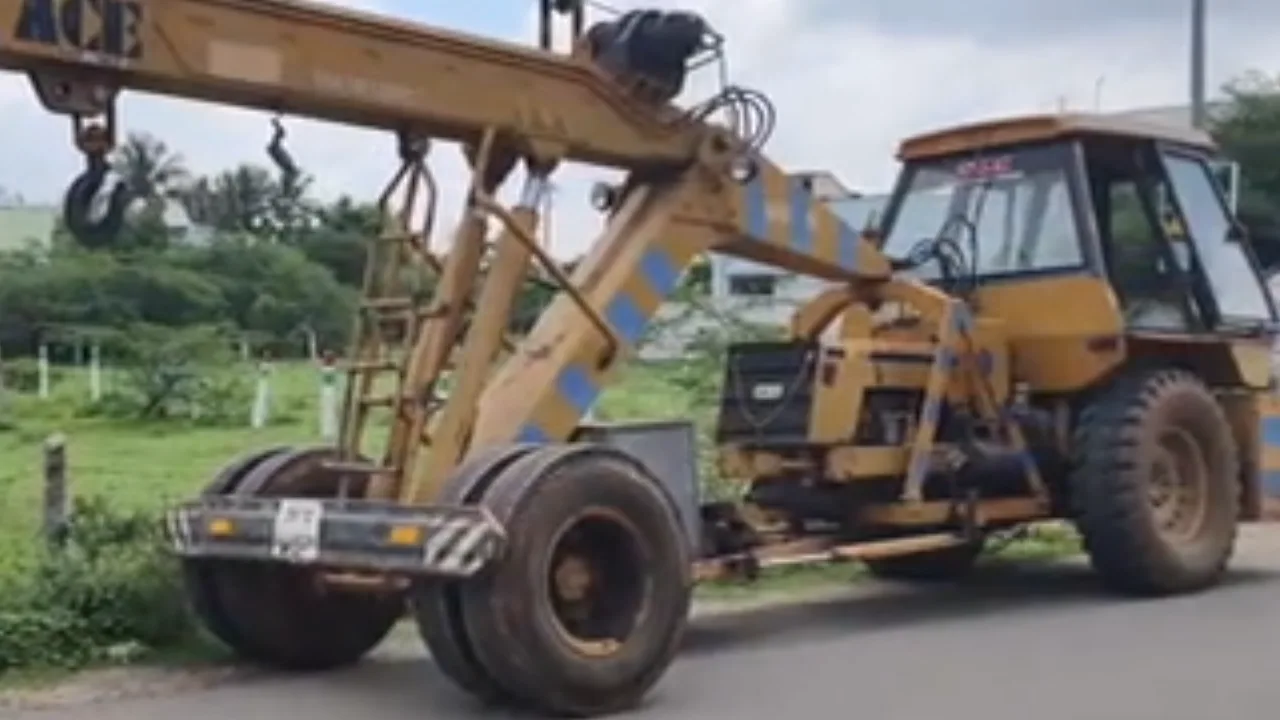 திருநெல்வேலி : கிரேன் லாரியின் சக்கரங்களில் சிக்கி பெண் உடல் நசுங்கி பலி!