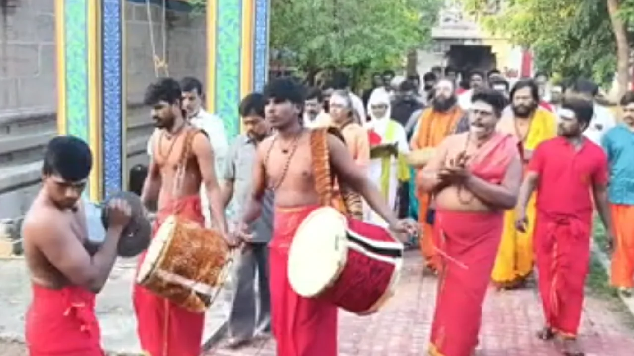 கார்த்திகை தீபத் திருவிழா : ஞாயிறு புஷ்பரதீஸ்வரர் கோயிலிலிருந்து அண்ணாமலையார் கோயிலுக்குப் புறப்பட்ட திருக்குடை ஊர்வலம்!