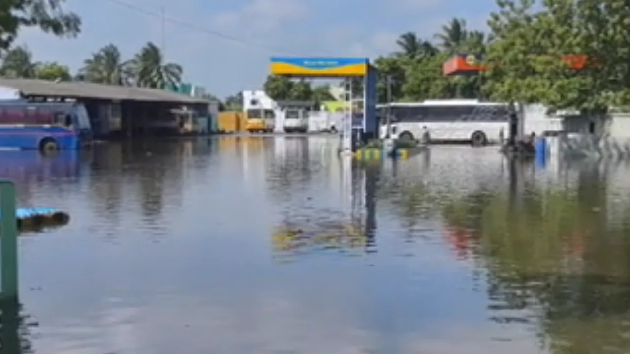 திருச்செந்தூர் பணிமனையில் தேங்கிய மழைநீர்!