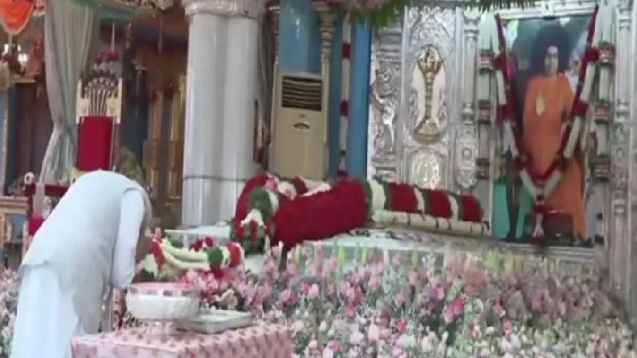 புட்டபர்த்தியில் ஸ்ரீ சத்ய சாய்பாபா நூற்றாண்டு விழா :  நினைவிடத்தில் பிரதமர் மோடி மரியாதை!