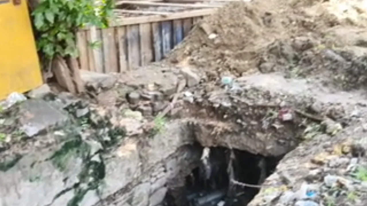 கழிவுநீர் பாலம் அமைக்க எதிர்ப்பு – நகர்மன்ற தலைவருடன் பொதுமக்கள் வாக்குவாதம்!