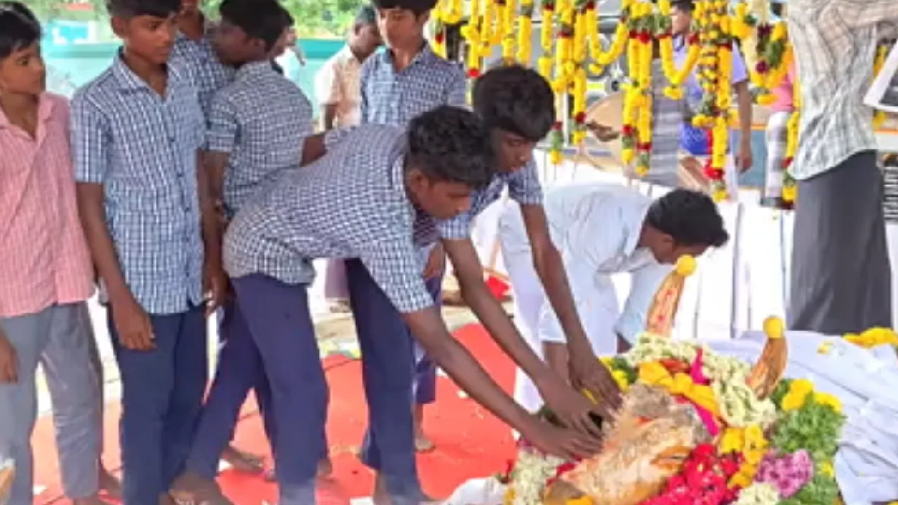 மதுரை : கோயில் காளை மறைவு – அஞ்சலி செலுத்திய கிராம மக்கள்!