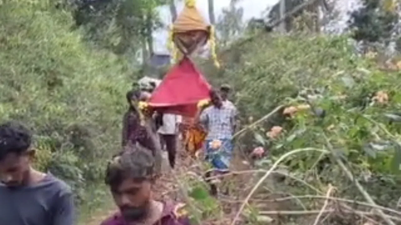 தாளவாடி அருகே சுடுகாட்டுக்கு செல்லச் சாலை வசதி இல்லை – பழங்குடியின மக்கள் வேதனை!