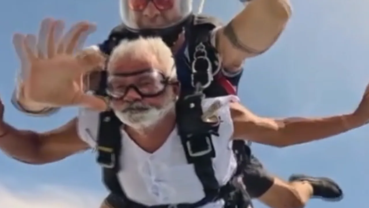 ஹரியானா : 15,000 அடி உயரத்தில் இருந்து ஸ்கை டைவ் செய்து அசத்திய 80 வயது முதியவர்!