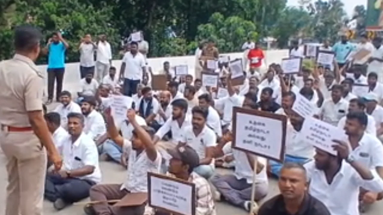 நீலகிரி : கார் ஓட்டுநர்கள் சாலை மறியலில்!