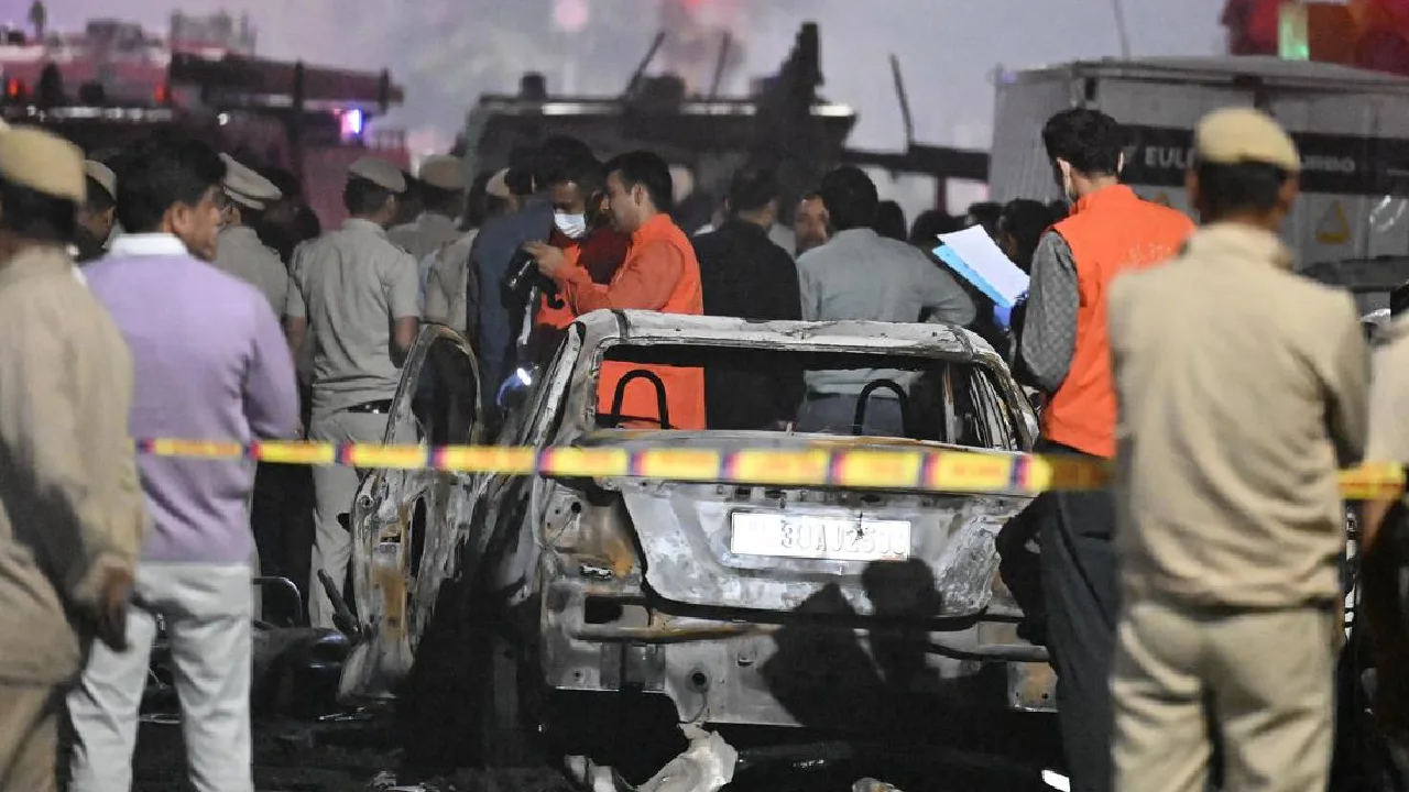 டெல்லி கார் குண்டு வெடிப்பு : மேலும் 4 மருத்துவர்கள் கைது!