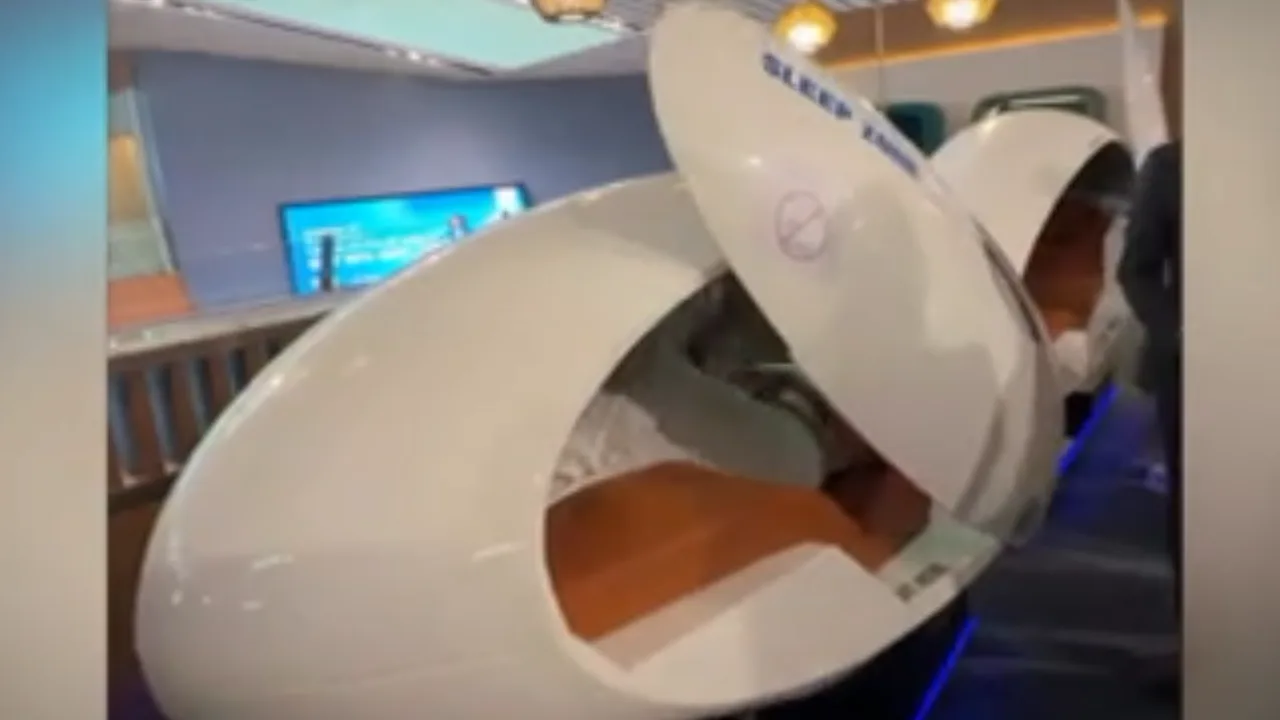 விமான பயணிகளை கவர்ந்த காப்ஸ்யூல் வடிவ Sleeping Pods!