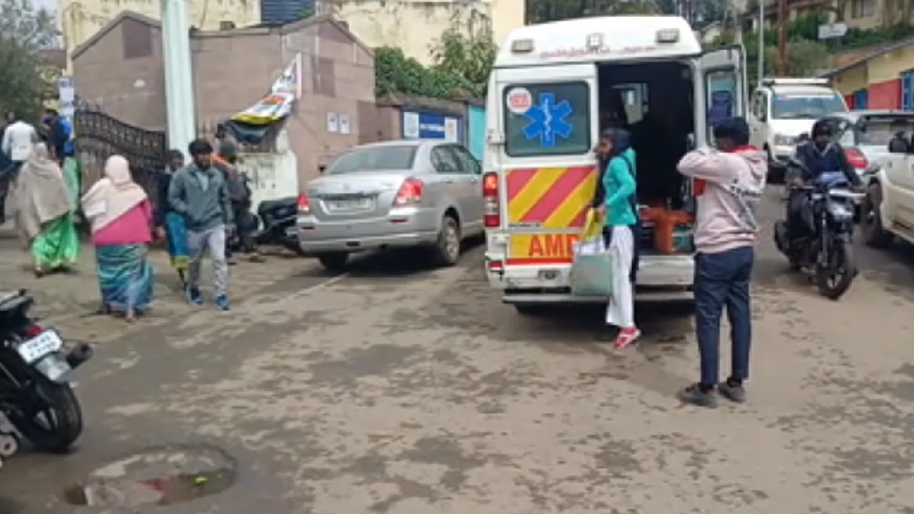 நீலகிரி : கான்கிரீட் சாலைகள் அமைக்கும் பணி – கர்ப்பிணிகள் சிரமம்!