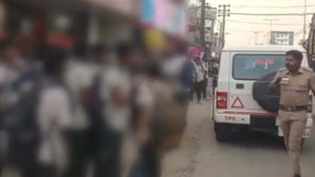 திருப்பூர் :  கம்பு, கத்தியுடன் சுற்றித்திரிந்த பள்ளி மாணவர்கள்!