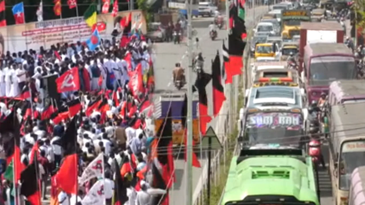 மதுரையில் திமுகவின் விளம்பர ஆர்ப்பாட்டம் : மாநகரில் கடும் போக்குவரத்து நெரிசல் – பொதுமக்கள் வேதனை!