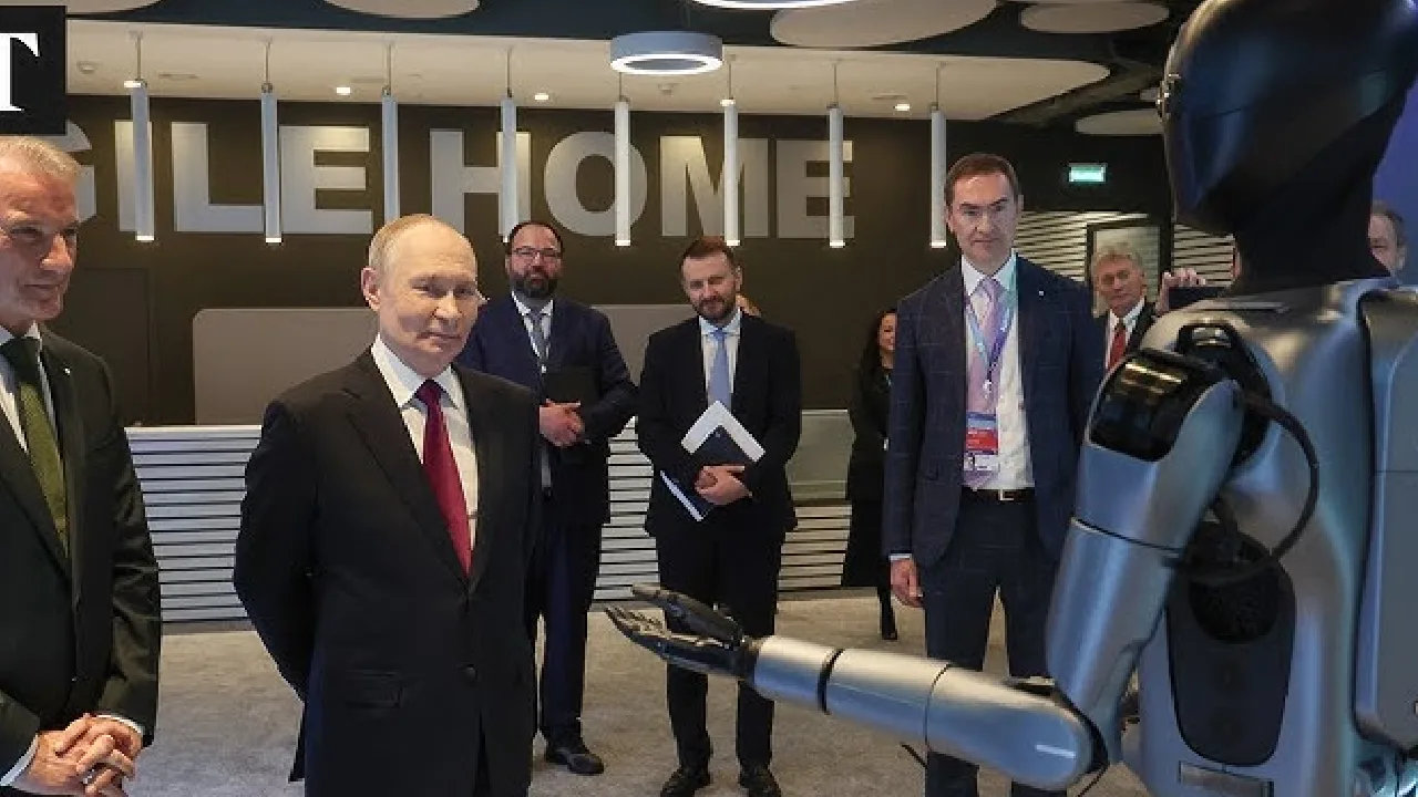 அதிபர் புதினை நடனமாடி வரவேற்ற மனித வடிவ ரோபோ!