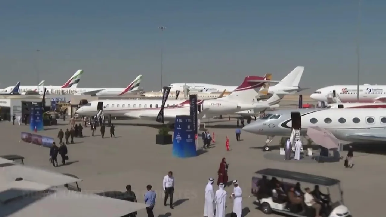 துபாய் விமான கண்காட்சியில் பார்வையாளர்களை கவர்ந்த சொகுசு விமானங்கள்!