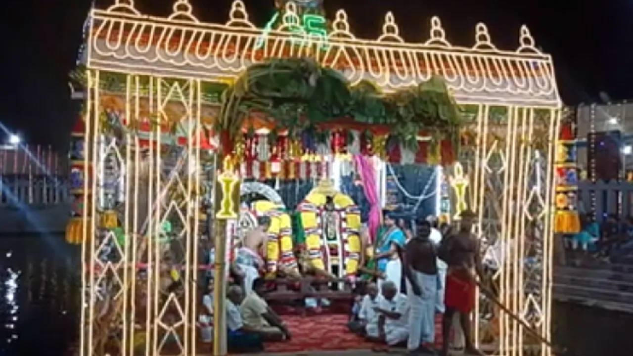 காஞ்சிபுரம் : கச்சபேஸ்வரர் கோயிலில் நடைபெற்ற தெப்போற்சவம்!