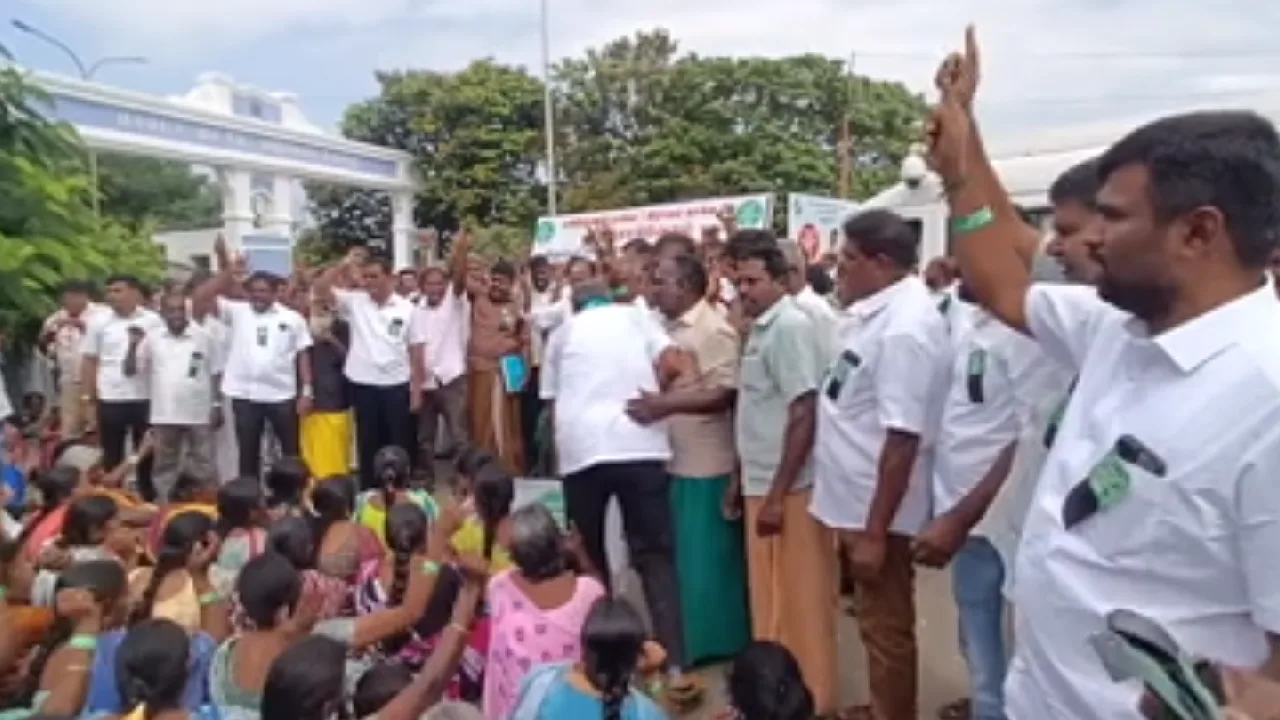 திருப்பூர் : குப்பைகளை கொட்ட எதிர்ப்பு – ஆட்சியர் அலுவலகம் முன்பு மக்கள் போராட்டம்!