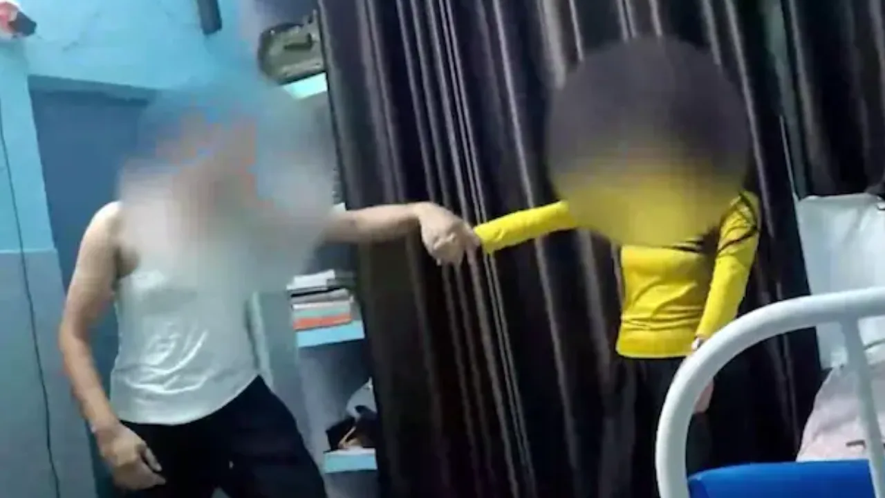 உத்தரப்பிரதேசம் : அரசு மருத்துவமனையில் இளம்பெண்ணுடன் நடனமாடிய மருத்துவர் பணியிடை நீக்கம்!