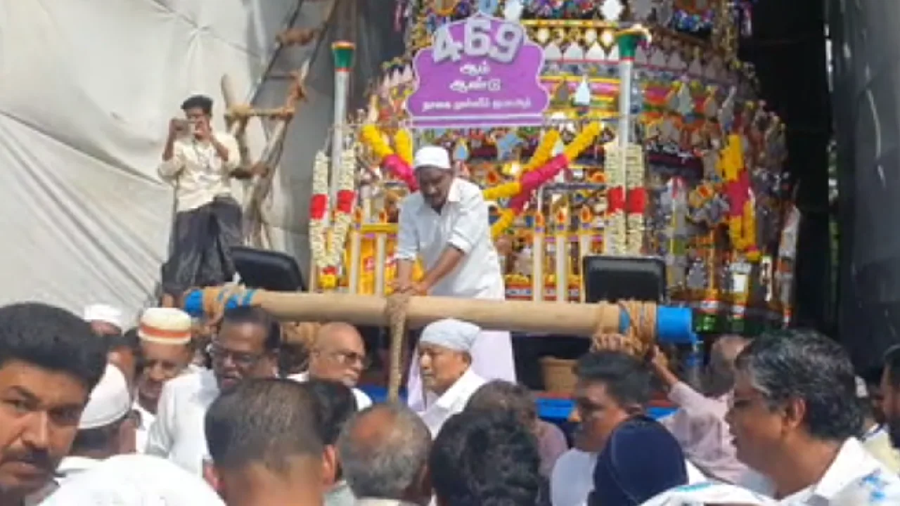 நாகூர் ஆண்டவர் தர்காவில் கொடி ஊர்வலம்!