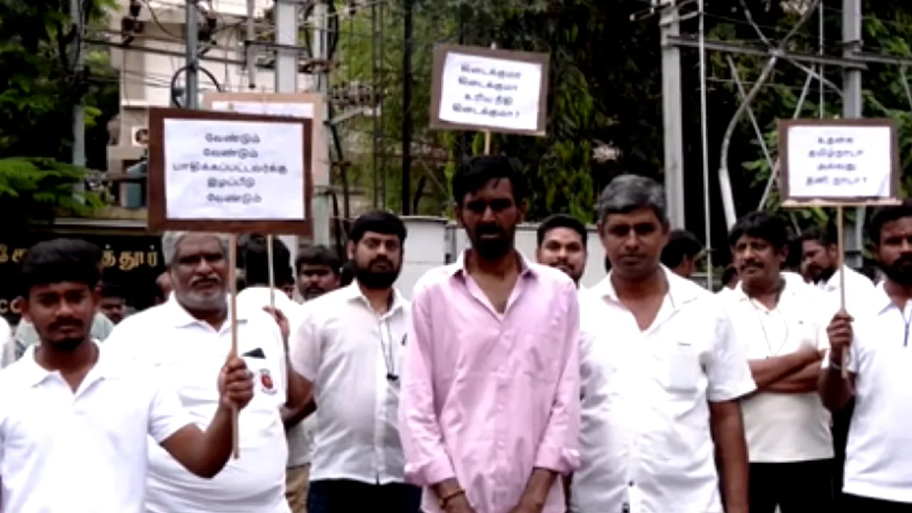 டாக்ஸி ஓட்டுநர் தாக்கப்பட்ட விவகாரம் – ஆட்சியரிடம் புகார்!