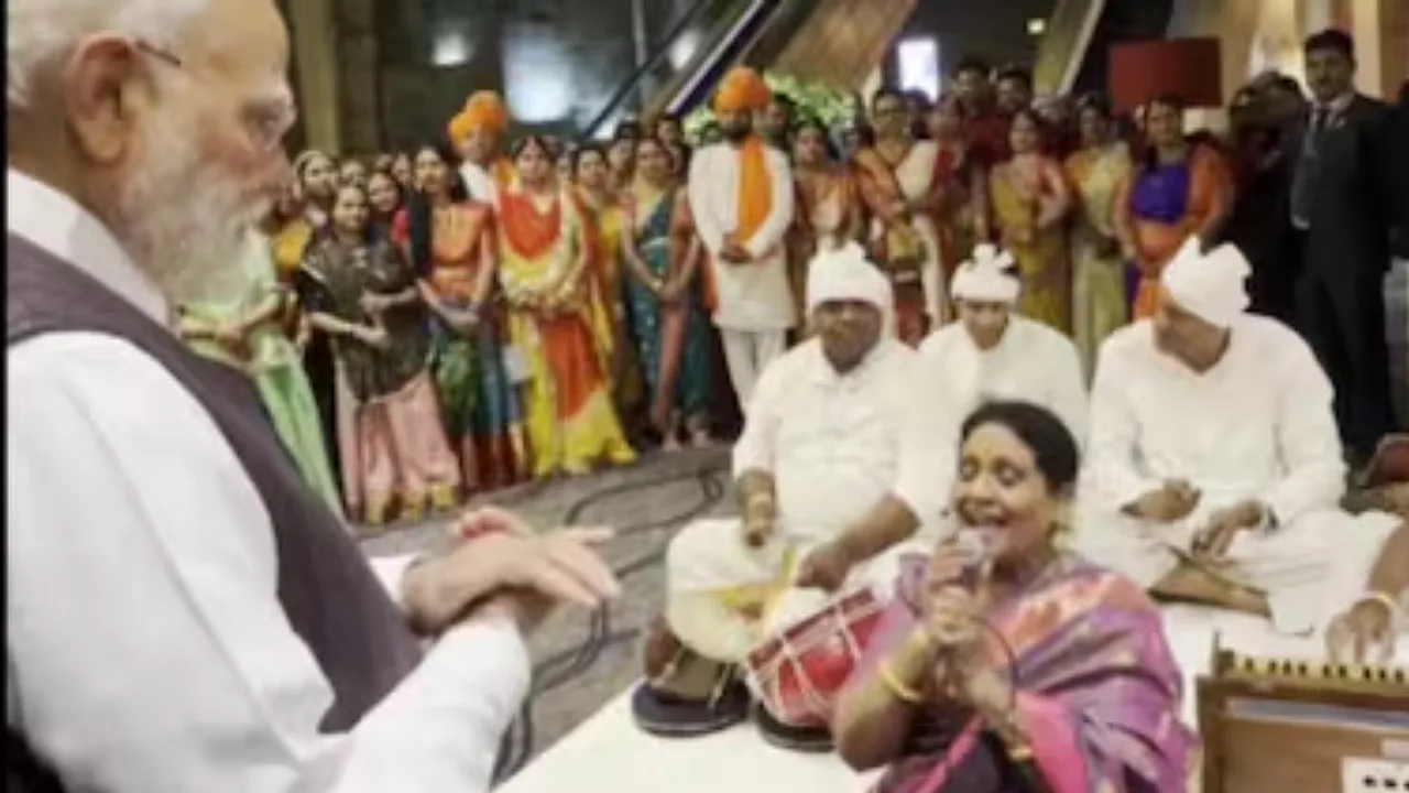 கங்கா மையா தமிழ் பாடலை கேட்டு ரசித்து கைத்தட்டிய பிரதமர் மோடி!