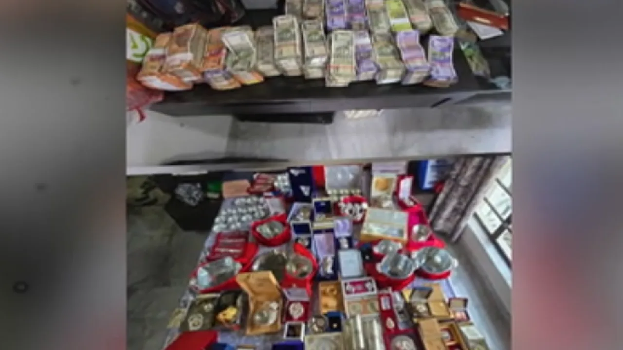 நிலக்கரி ஊழல் வழக்கு : கட்டுக்கட்டாக பணம், தங்க நகைகள் பறிமுதல் – அமலாக்கத்துறை சோதனை!