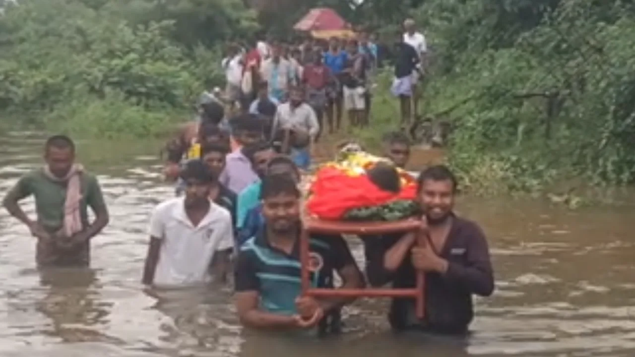 கால்வாயில் இறங்கி சடலத்தை சுமந்து சென்ற உறவினர்கள்!