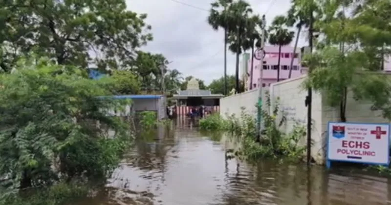 தூத்துக்குடியில் தேங்கியிருந்த மழைநீரில் சென்ற முதியவர் மின்சாரம் தாக்கி பலி!