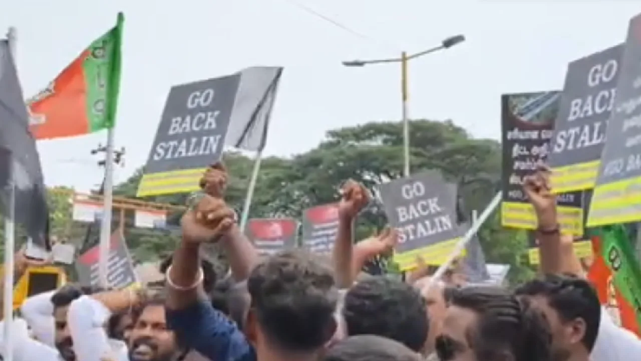 கோவை : முதலமைச்சருக்கு எதிராக கருப்பு கொடி ஏந்தி பாஜகவினர் போராட்டம்!