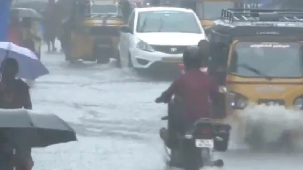 தமிழ்நாட்டில் 4 மாவட்டங்களில் நாளை அதி கனமழைக்கான ரெட் அலர்ட்!