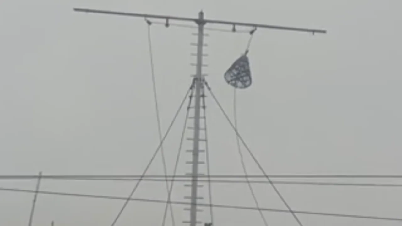 வங்கக்கடலில் உருவான ‘டிட்வா’ புயல் :  நாகை துறைமுகத்தில் ஏற்றப்பட்ட 4ம் எண் புயல் எச்சரிக்கை கூண்டு!