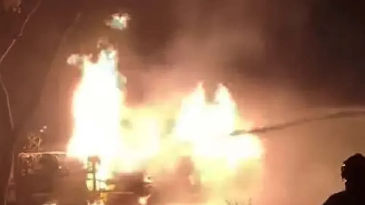 தெலங்கானா : லாரிகள் நேருக்கு நேர் மோதி விபத்து – ஓட்டுநர் உடல் கருகி பலி!